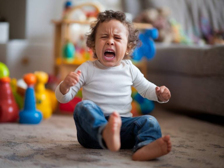 Comment gérer les premières colères de votre enfant : conseils et astuces pour apaiser la situation